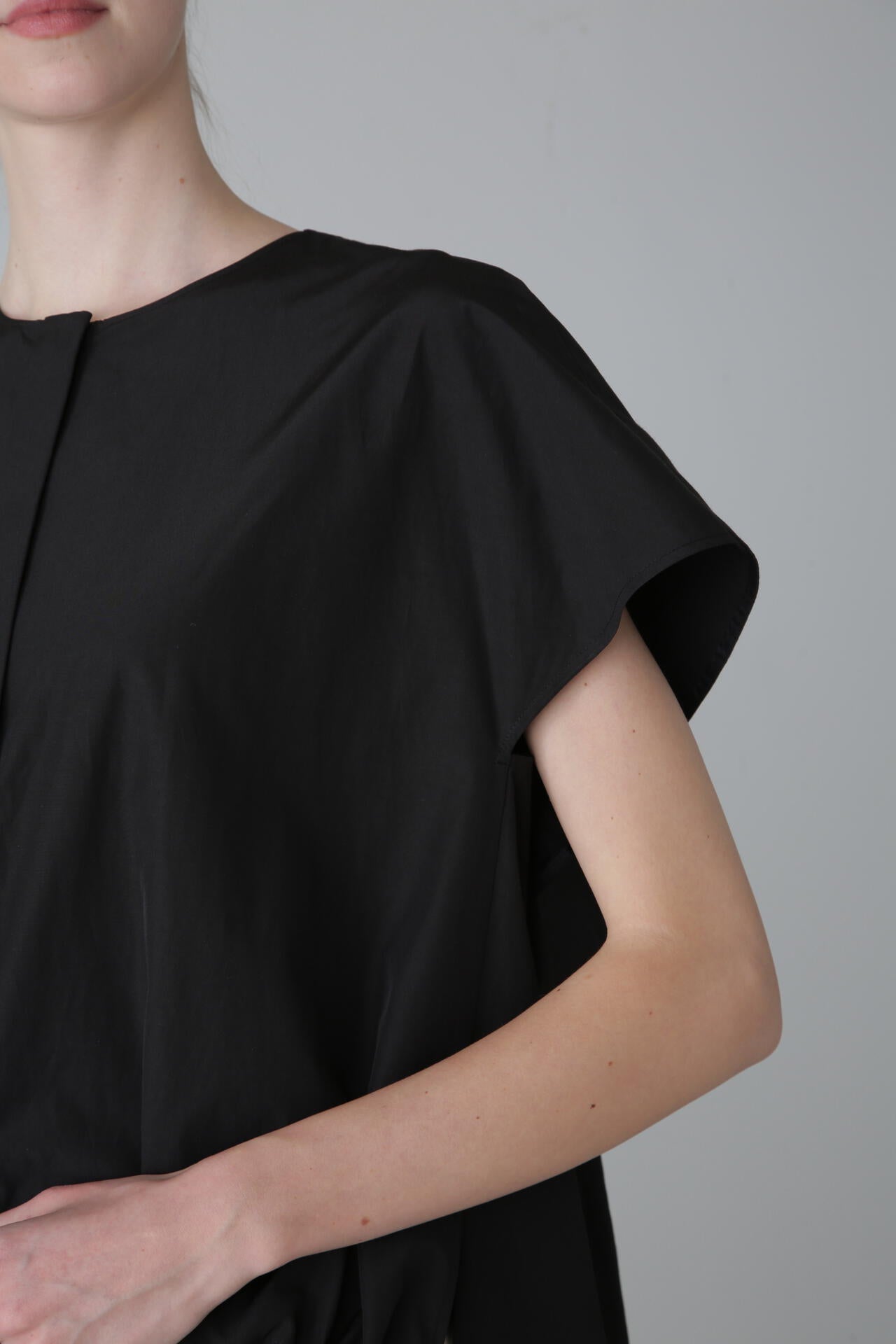 クリスピークロスブラウス | ADORE（アドーア） ｜【公式】通販mix