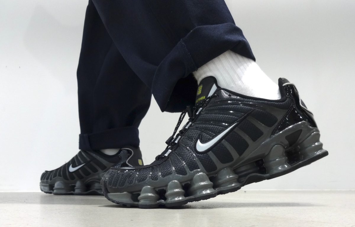 ナイキの伝説的“ビョンビョン”シューズ！「ナイキ ショックス TL」が