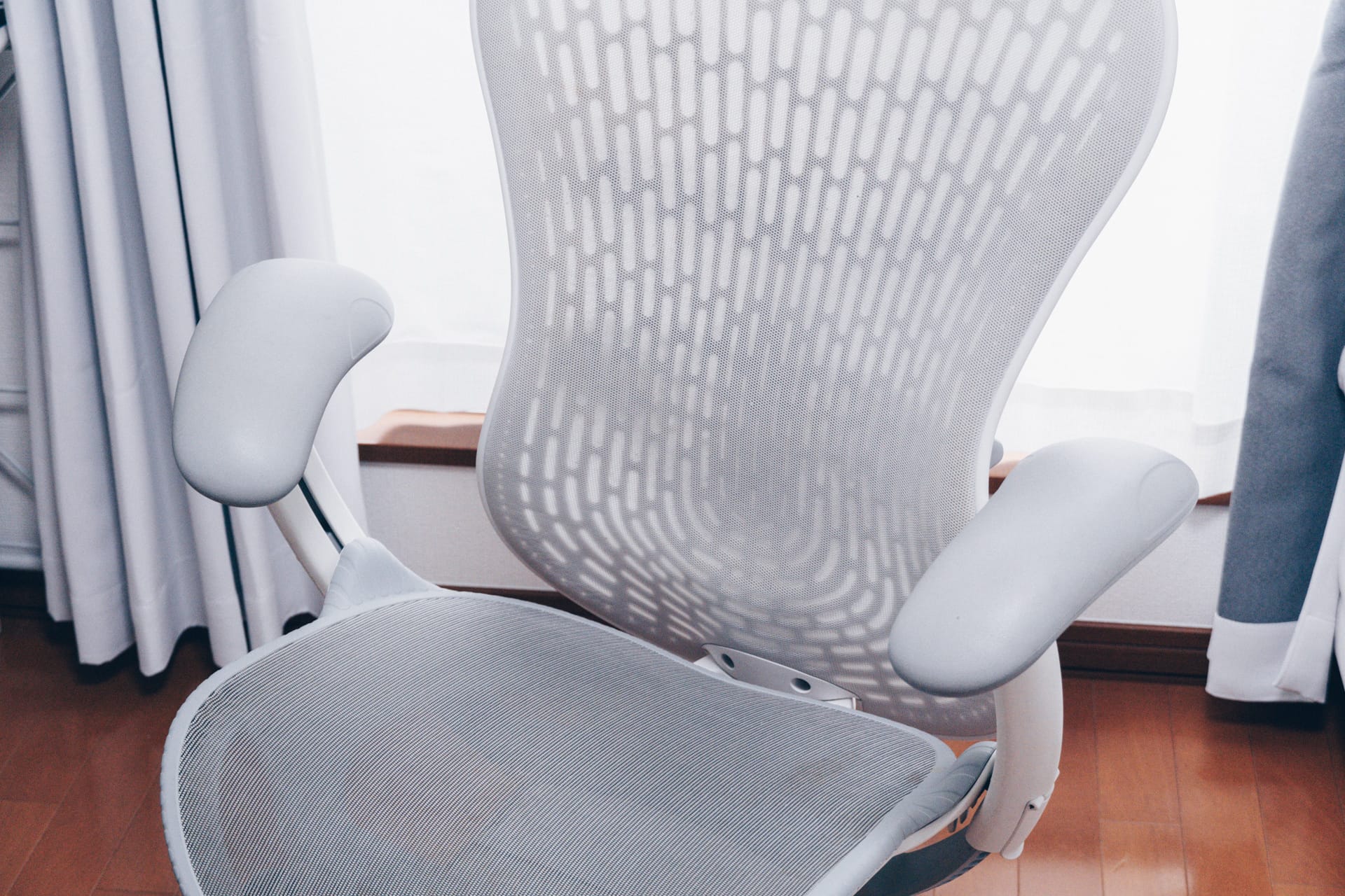 ハーマンミラー Flo Monitor Arm レビュー／世界で最も美しい