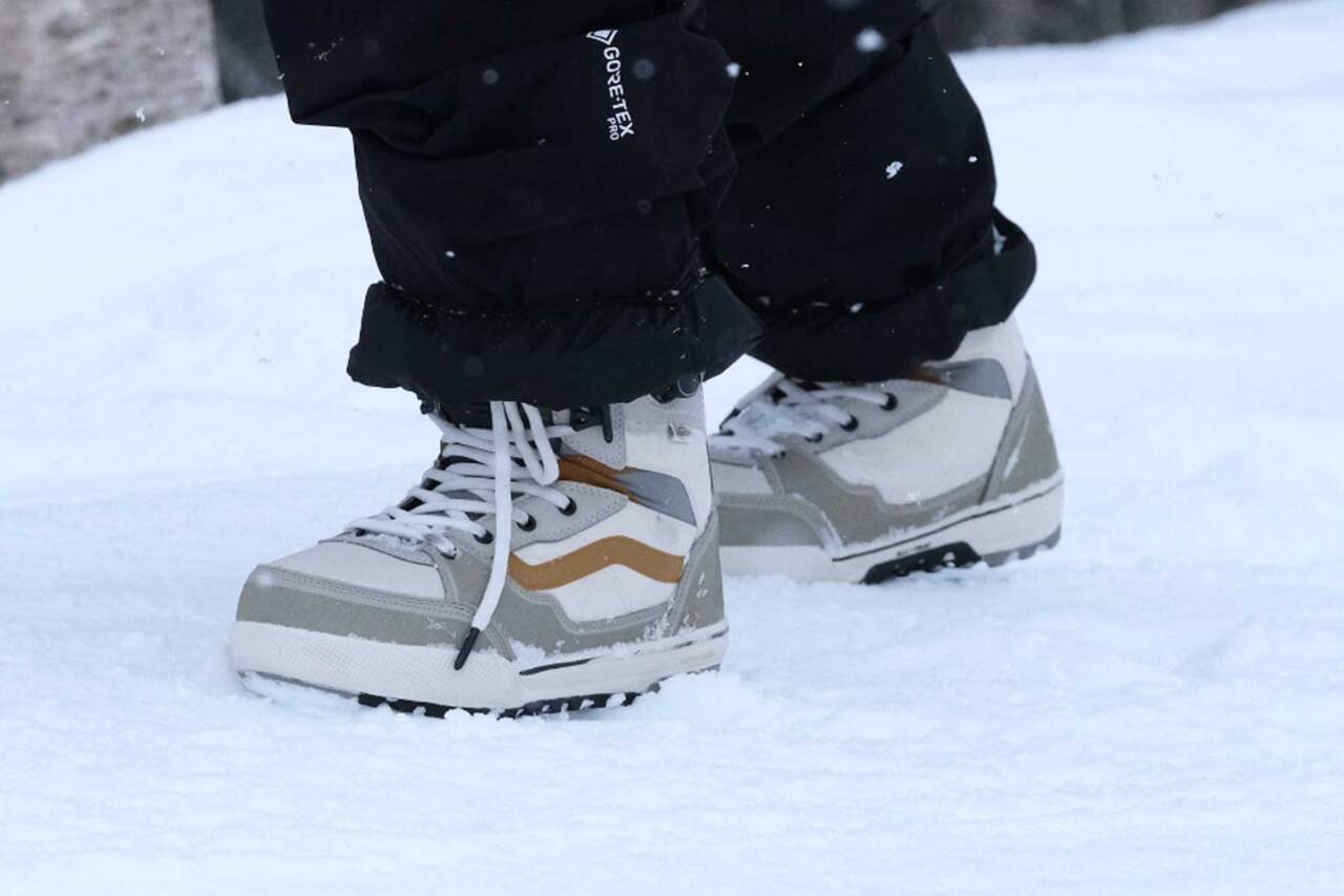 VANSが仕掛けるのは、世代を超える“スタイル全開”のスノーボードブーツ