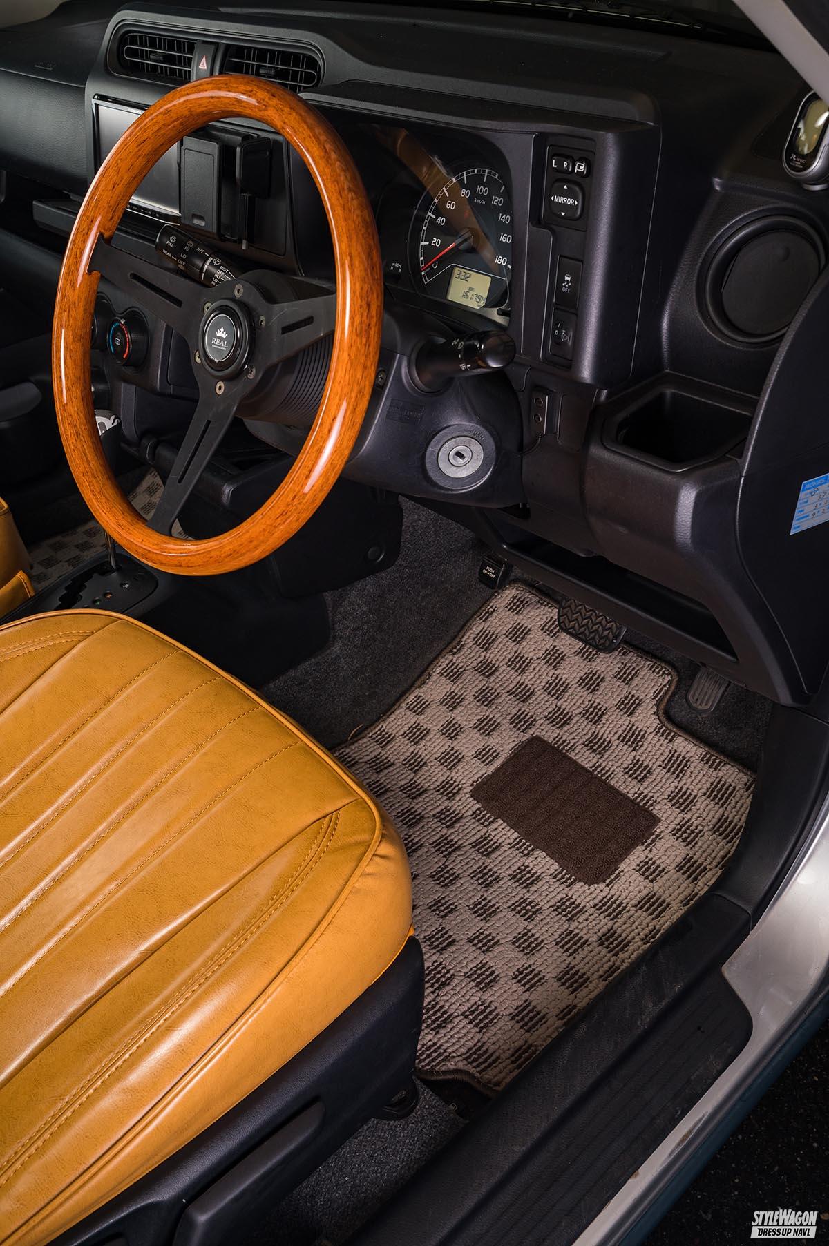 レトロなウッドステアリングが、アウトドア気分を盛り上げます