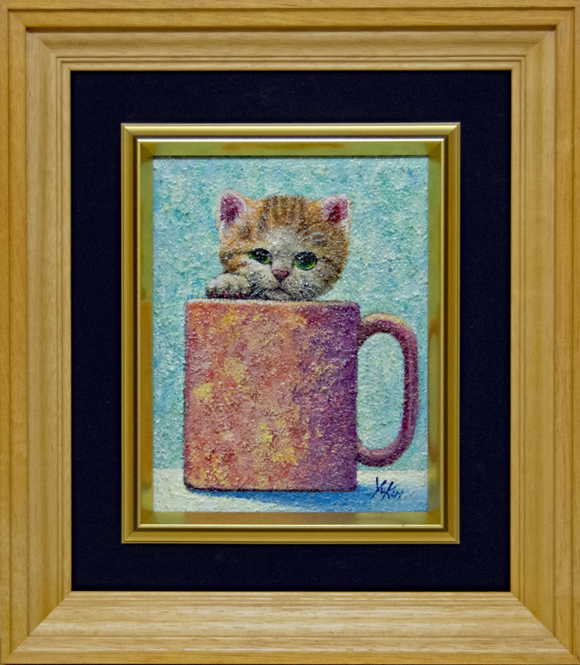 顔をのぞかせる不思議な子ネコ” 海上ゆかり「コーヒーカップ」アクリル