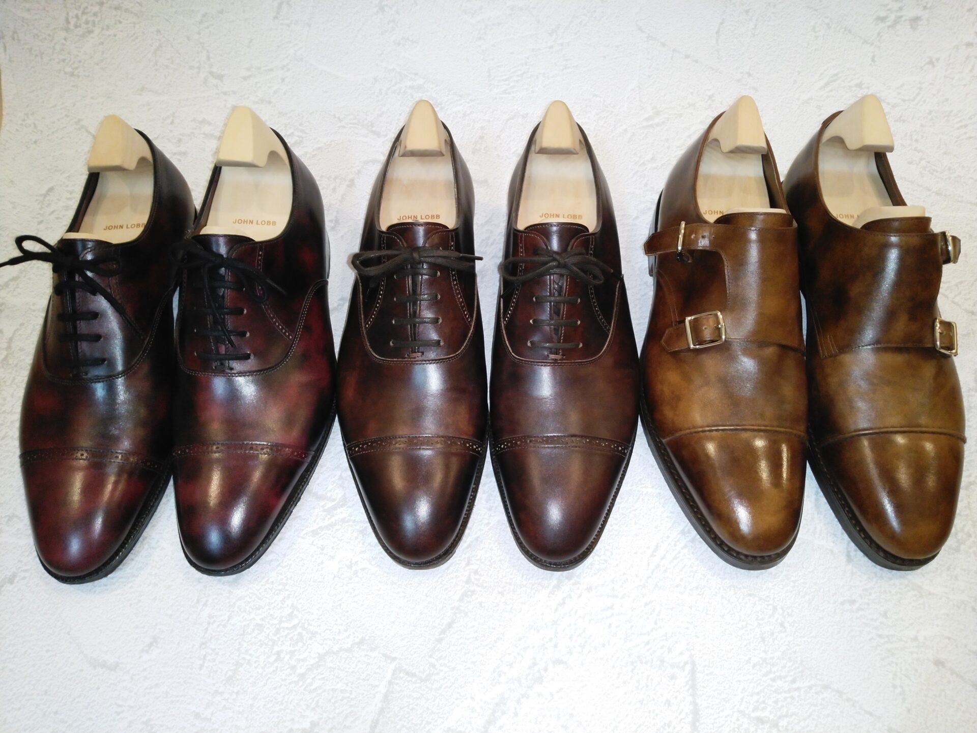 ジョンロブ・ミュージアムカーフの革色の比較（ダークブラウン vs