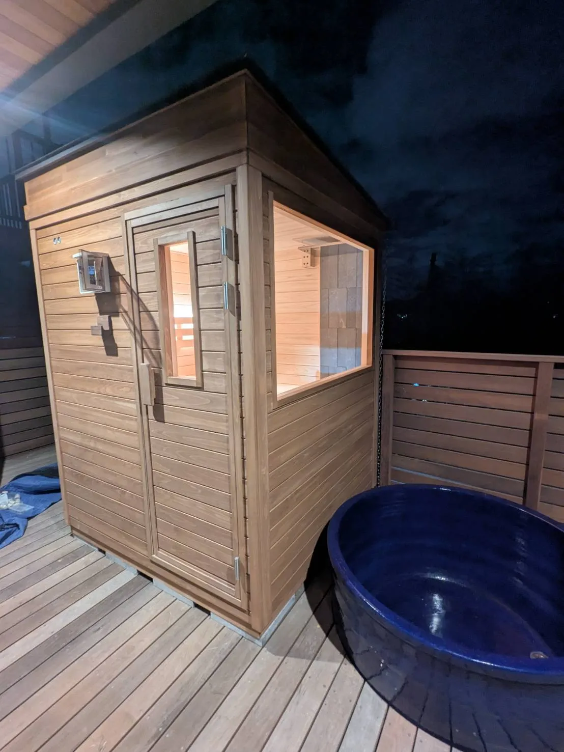 景色を堪能できるガラス窓屋外ボックスサウナ｜自宅サウナ導入事例