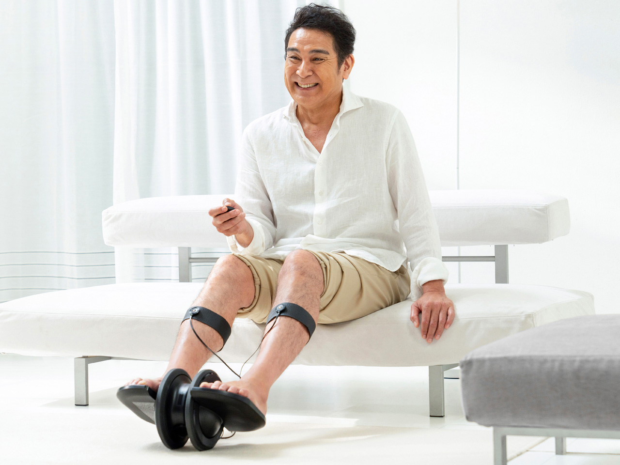 俳優 宇梶剛士さんも効果を実感！自宅で座りながら歩行を再現*するEMS