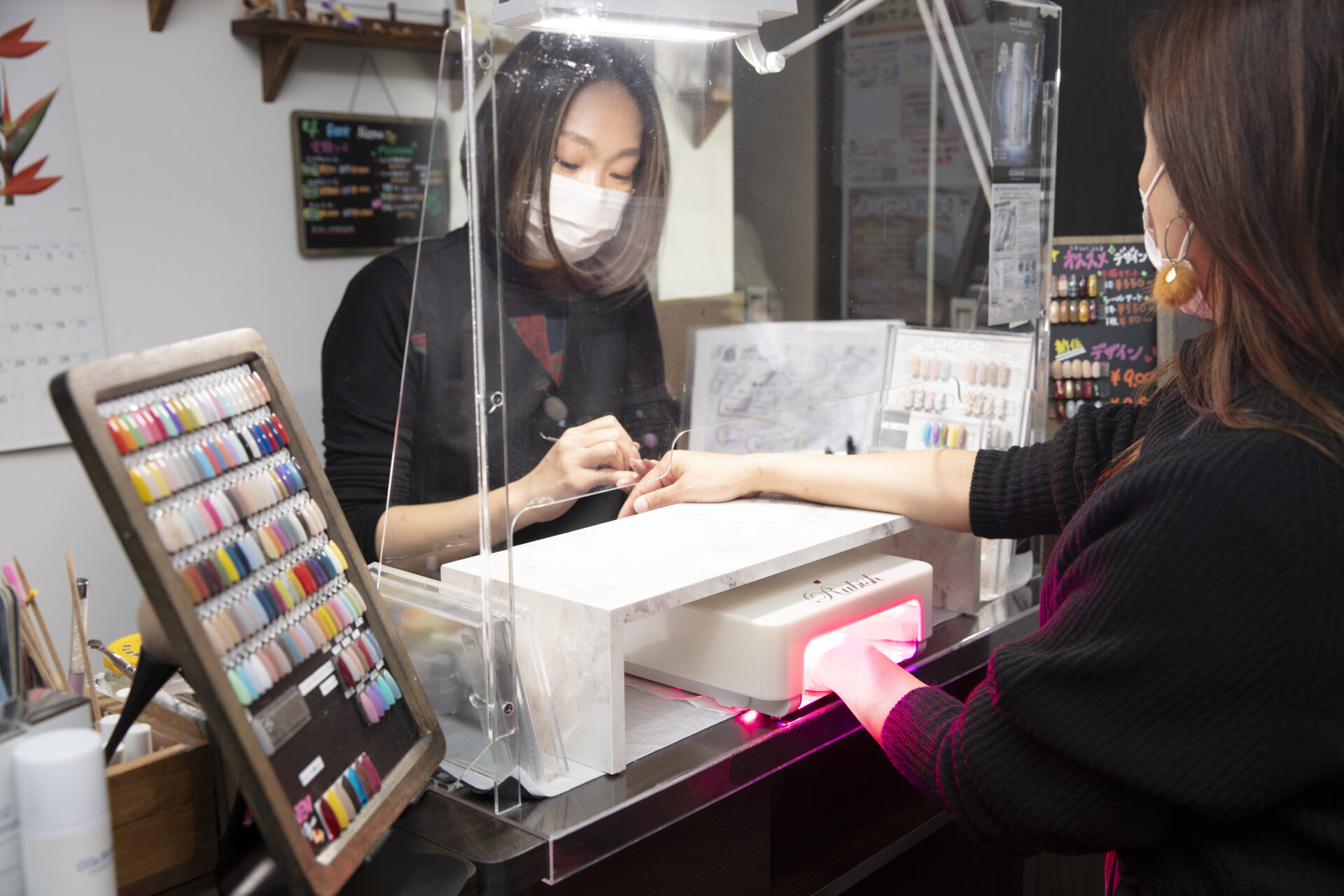 赤色LEDで硬化しながらハンドエステ！ 次世代ネイルライト『Rubish