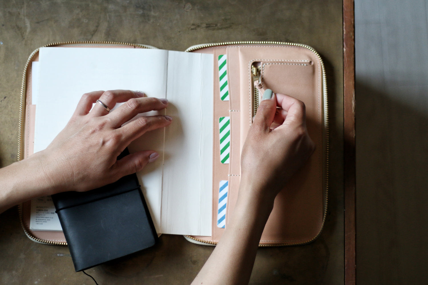 SL0195 cordovan zip organizer