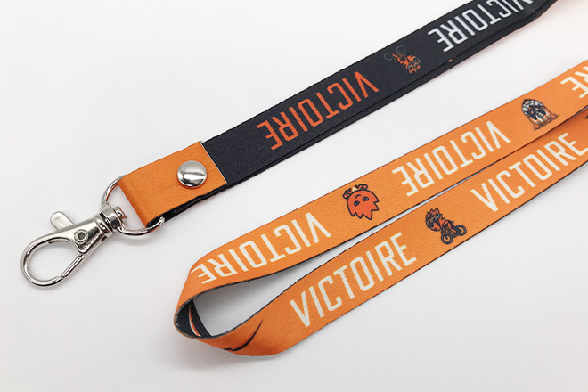 オレンジと黒のコントラストが目を引くネックストラップ – オリジナル