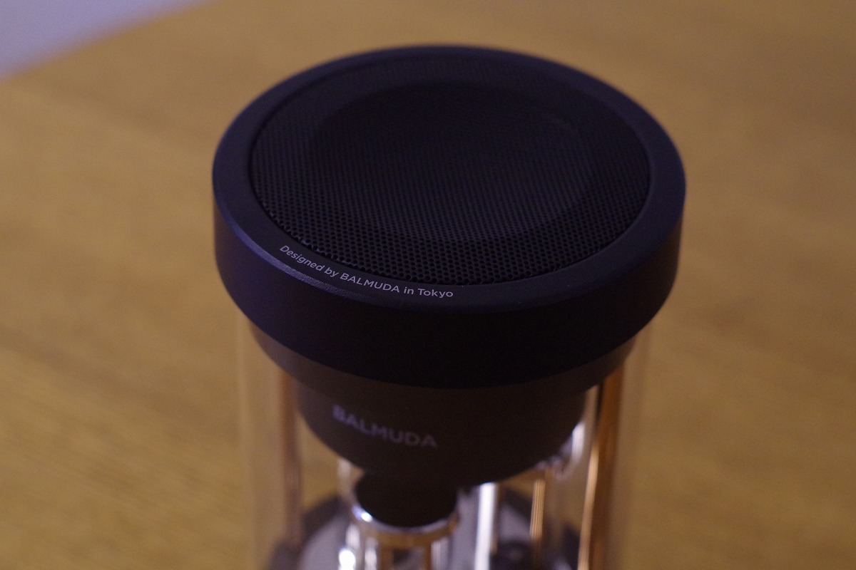 モノのデザイン(81) バルミューダ初の音響機器「BALMUDA The Speaker