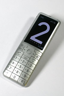 デザインと機能が高い次元で融合した「INFOBAR 2」 | マイナビニュース