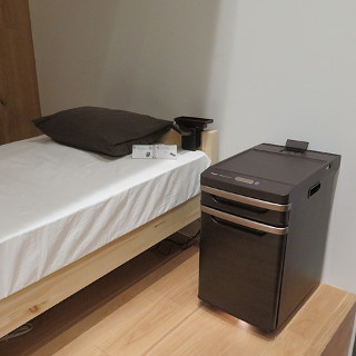 冷たすぎない水を枕元に - ツインバード、シニア向けベッドサイド