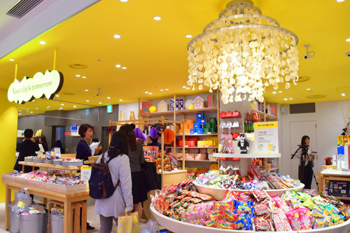 日本のお菓子が大集結! カルビー発・新宿の新スイーツスポットが楽しい