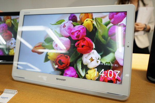 シャープ、持ち運べるテレビ「AQUOSポータブル」 - 軽い! お風呂に沈め