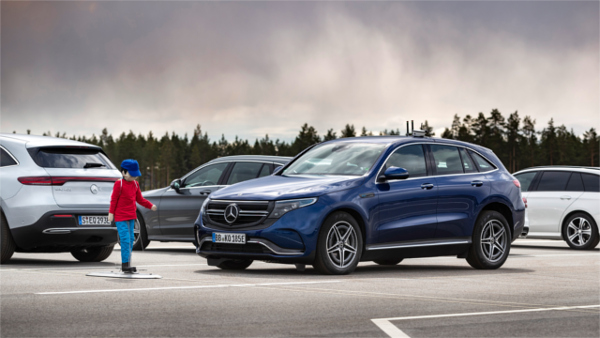 メルセデス・ベンツ初の市販EV「EQC」が日本に! 限定モデルは55台