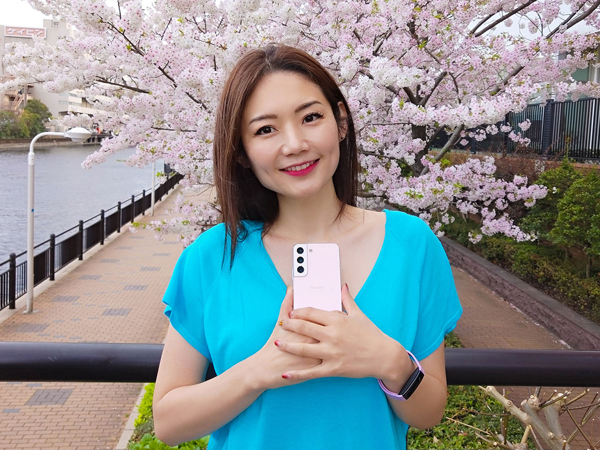 Galaxy S22レビュー - 女性の手でも楽に持てる、ピンクのボディーが