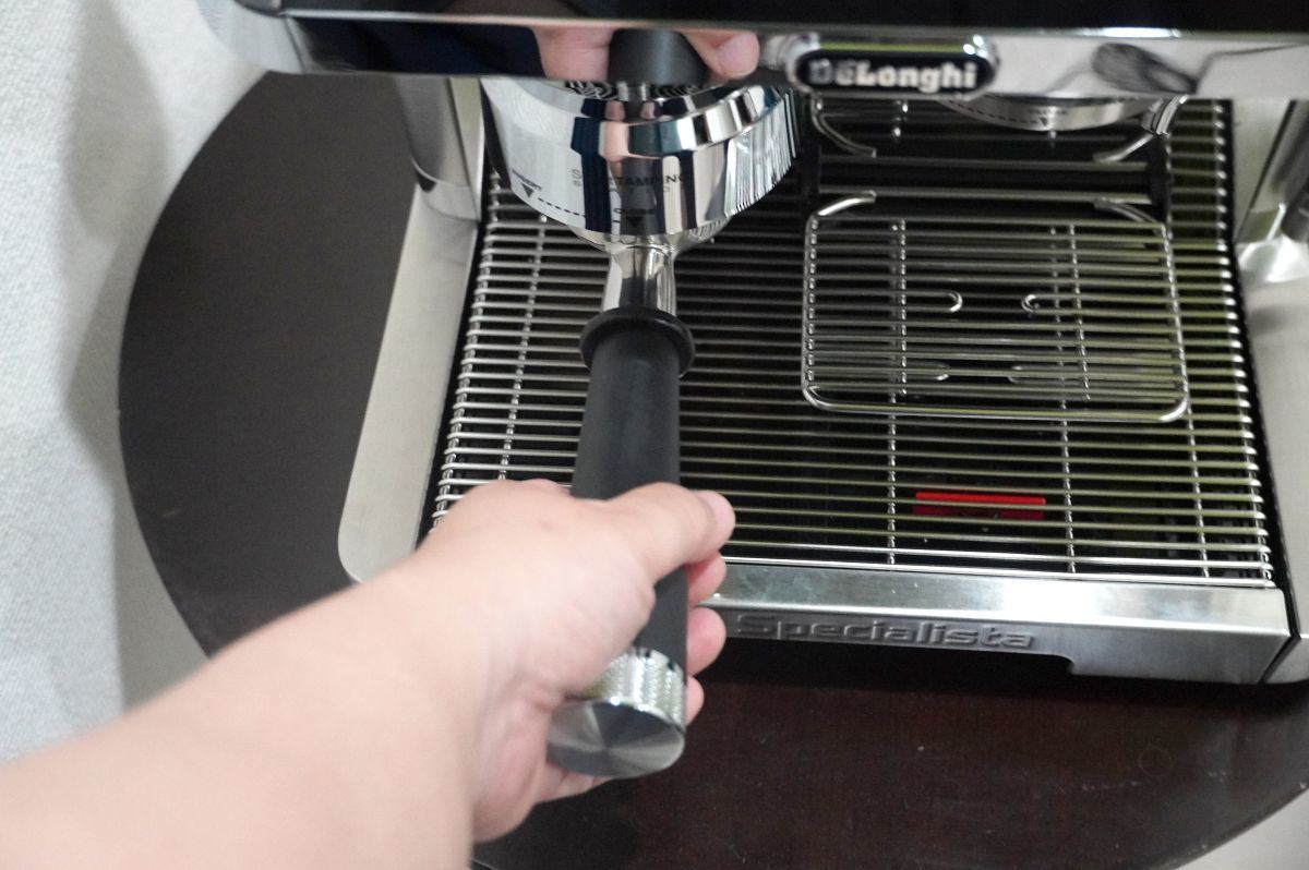 デロンギのコーヒーマシン「EC9355J-M」レビュー、半自動マシン