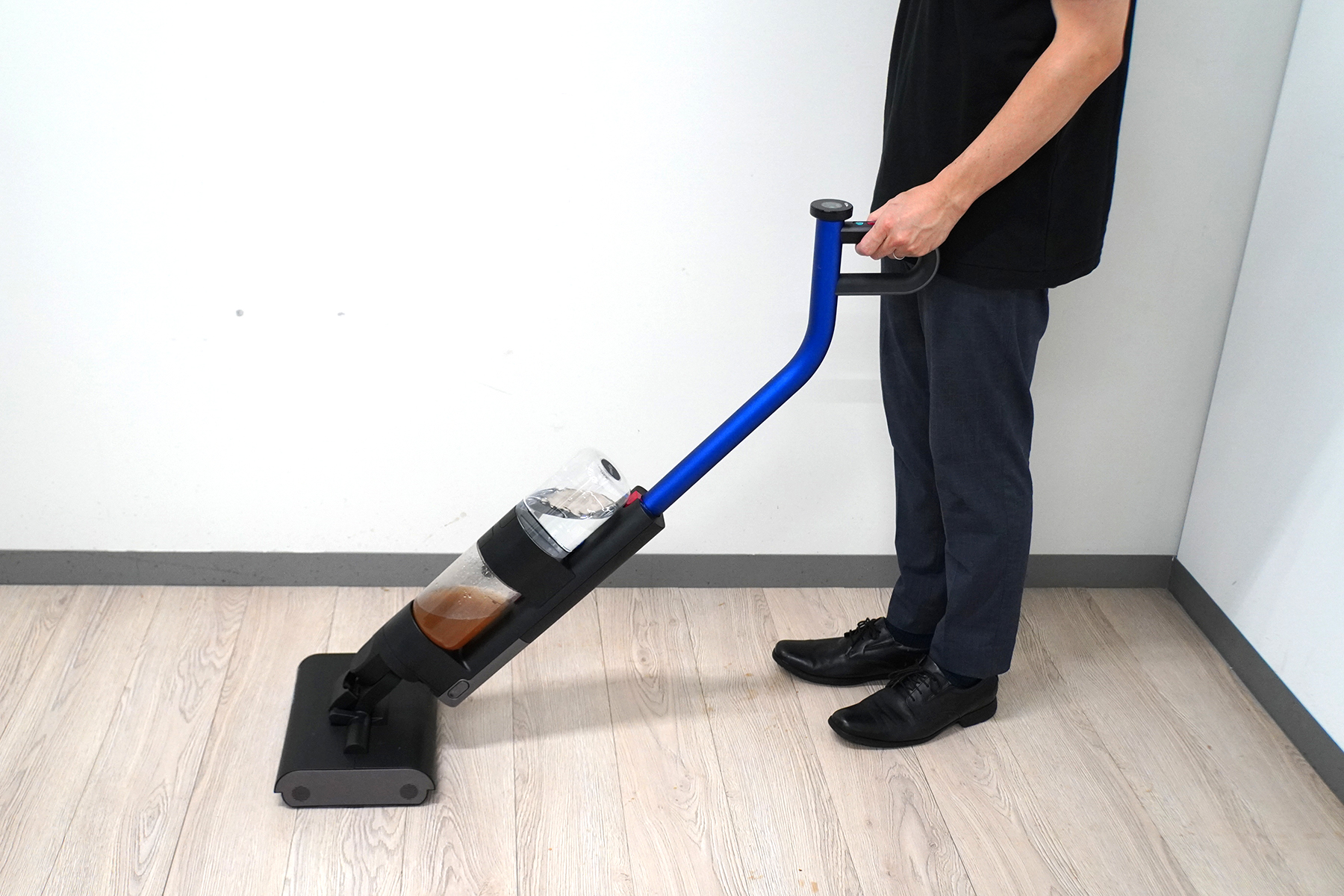 ダイソンの本格水拭き掃除機を体験！ 固形ゴミの掃除と水拭き掃除を