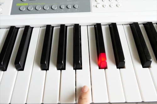 カシオの光ナビキーボード「LK-511」がスゴイ! - 練習嫌いの子どもが