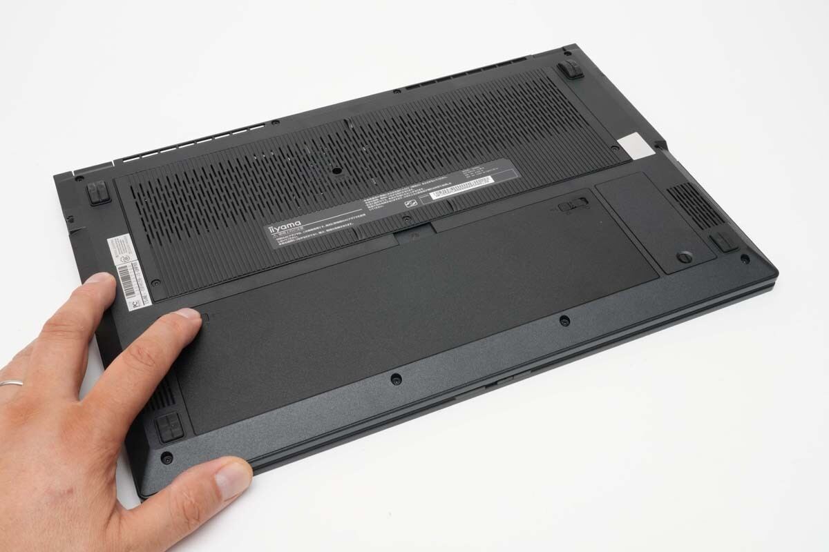 バッテリーが着脱できるノートPC!? 外出先でも出張でも安心の「iiyama