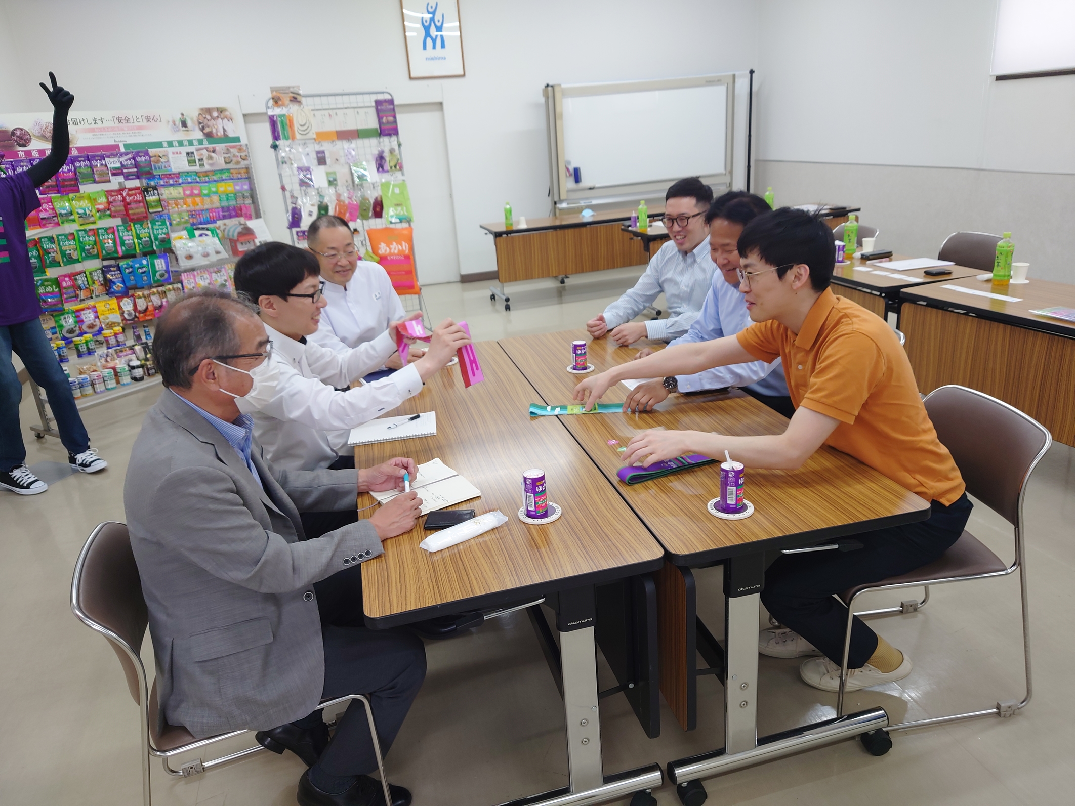 ふりかけの「ゆかり」からギターストラップとピックが登場