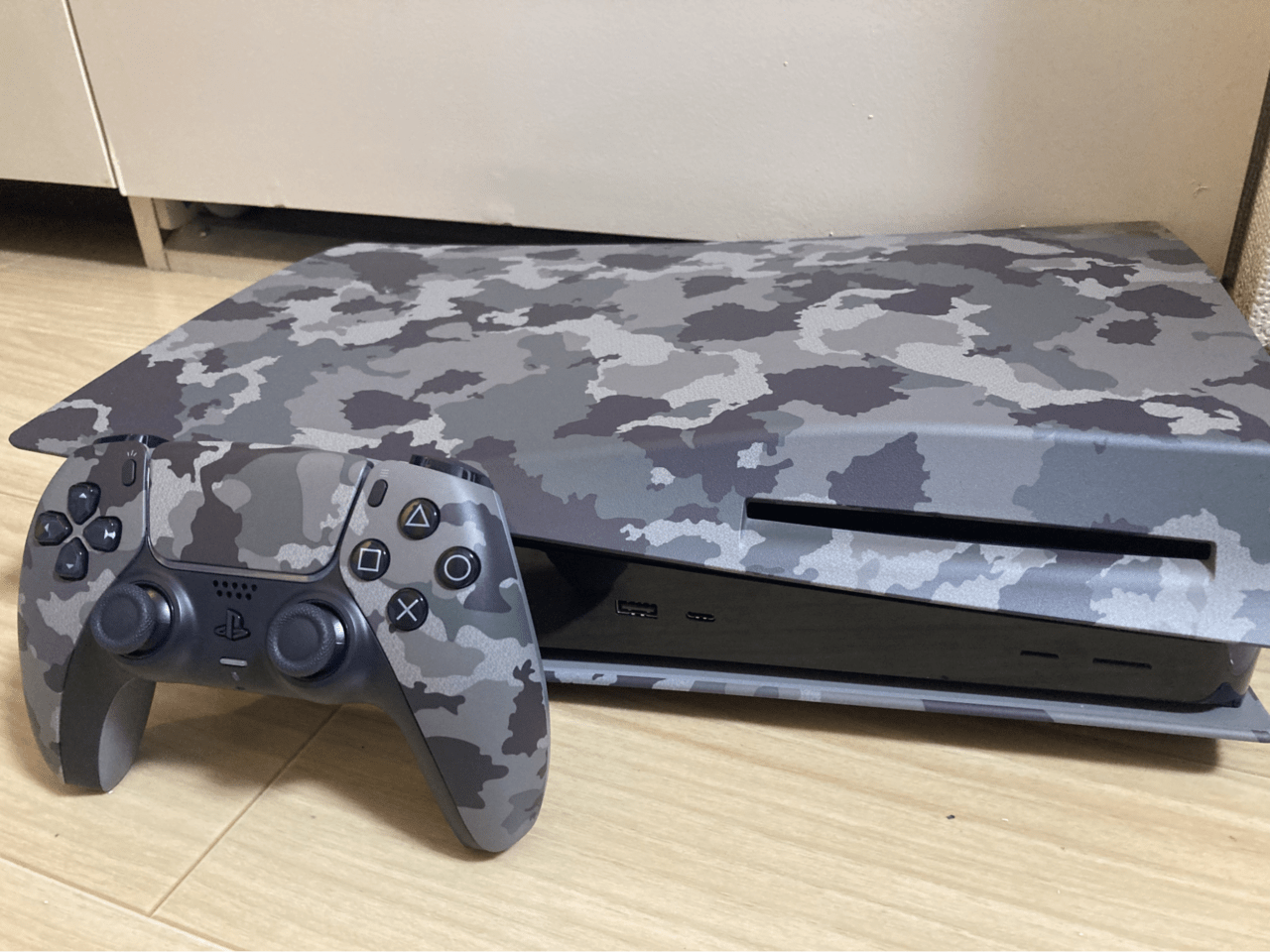PS5がクールな迷彩柄になっちゃう新発売PS5カバーを実際に付けてみた