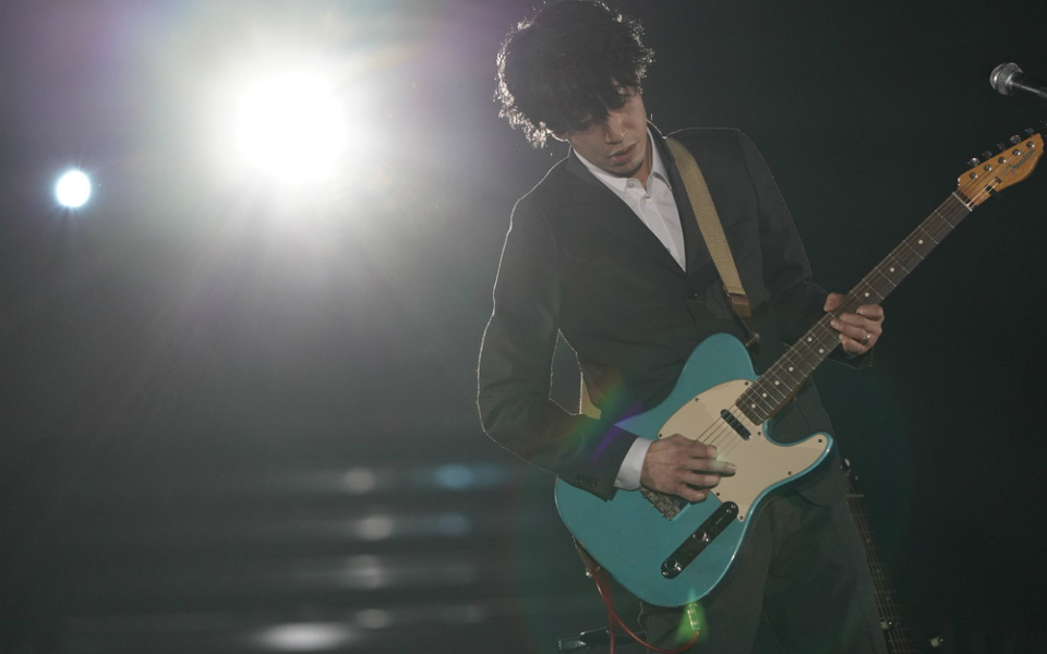 田中和将（GRAPEVINE）が貴重な弾き語りライブ！ 両国国技館が幻想的な