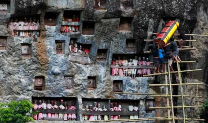 スラウェシ島山岳地帯に暮らすトラジャ族の古代墓地「レモの岩窟墓