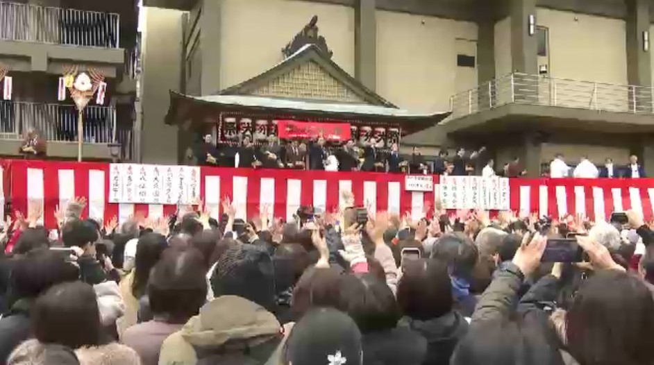 松本幸四郎さん・尾上松也さんが豆まき 博多座での公演を前に無病息災