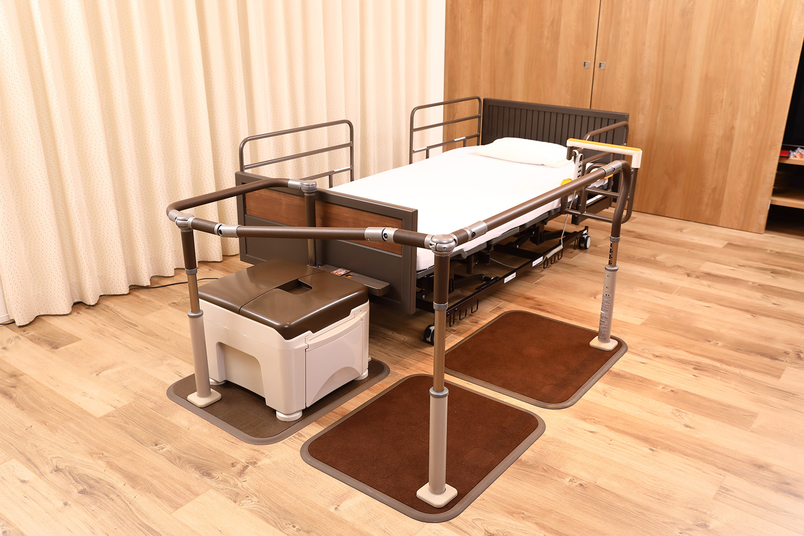 手すりと組み合わせて使う新発想のポータブルトイレ「ラフィーネ