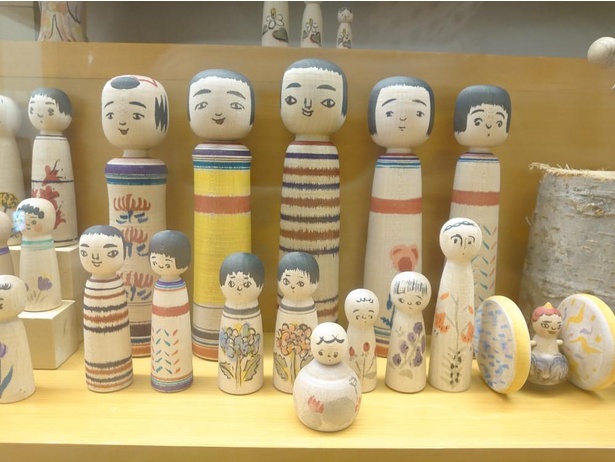 津軽系伝統こけしが約300点、青森県黒石市で「なるかならぬか」が開催