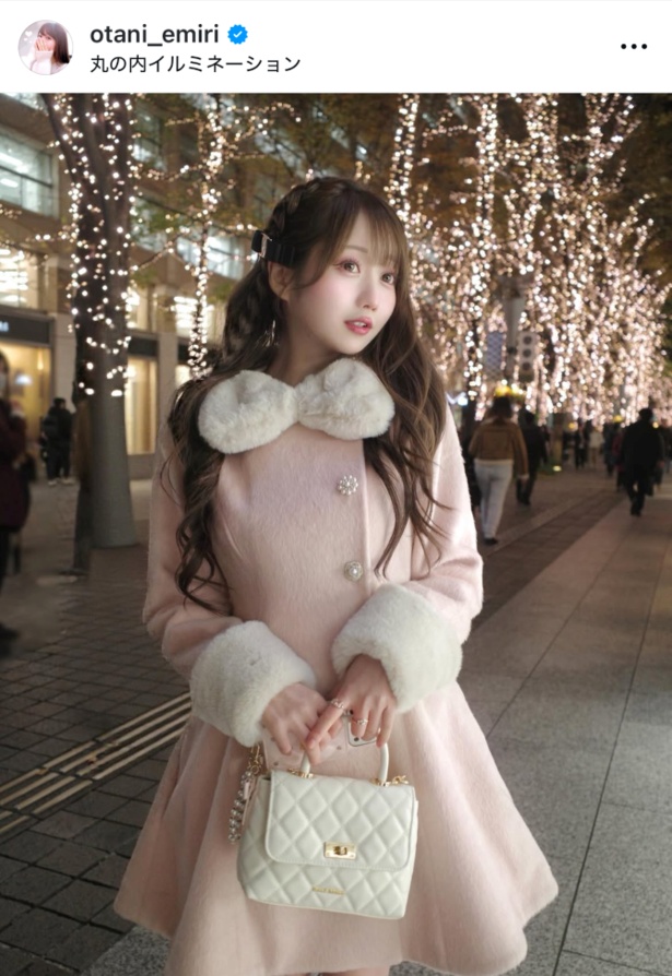 令和の“さえこさん”＝LOVE大谷映美里、ピンクコートとゆるふわ巻き髪で