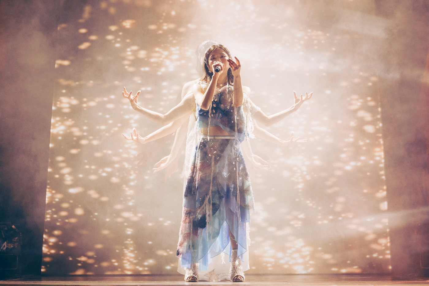 ライブレポート】“水×ダンス”の演出が五感を揺さぶる、圧巻のステージ