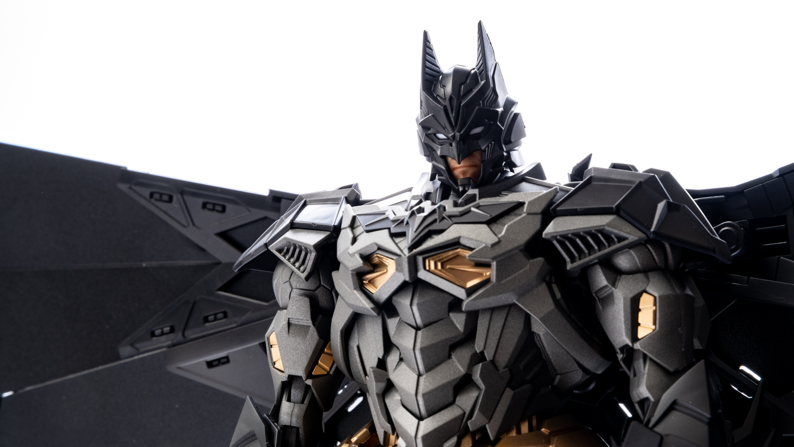 バットマンのプラモデルと同居する「軽くて薄くてシャープな翼」の