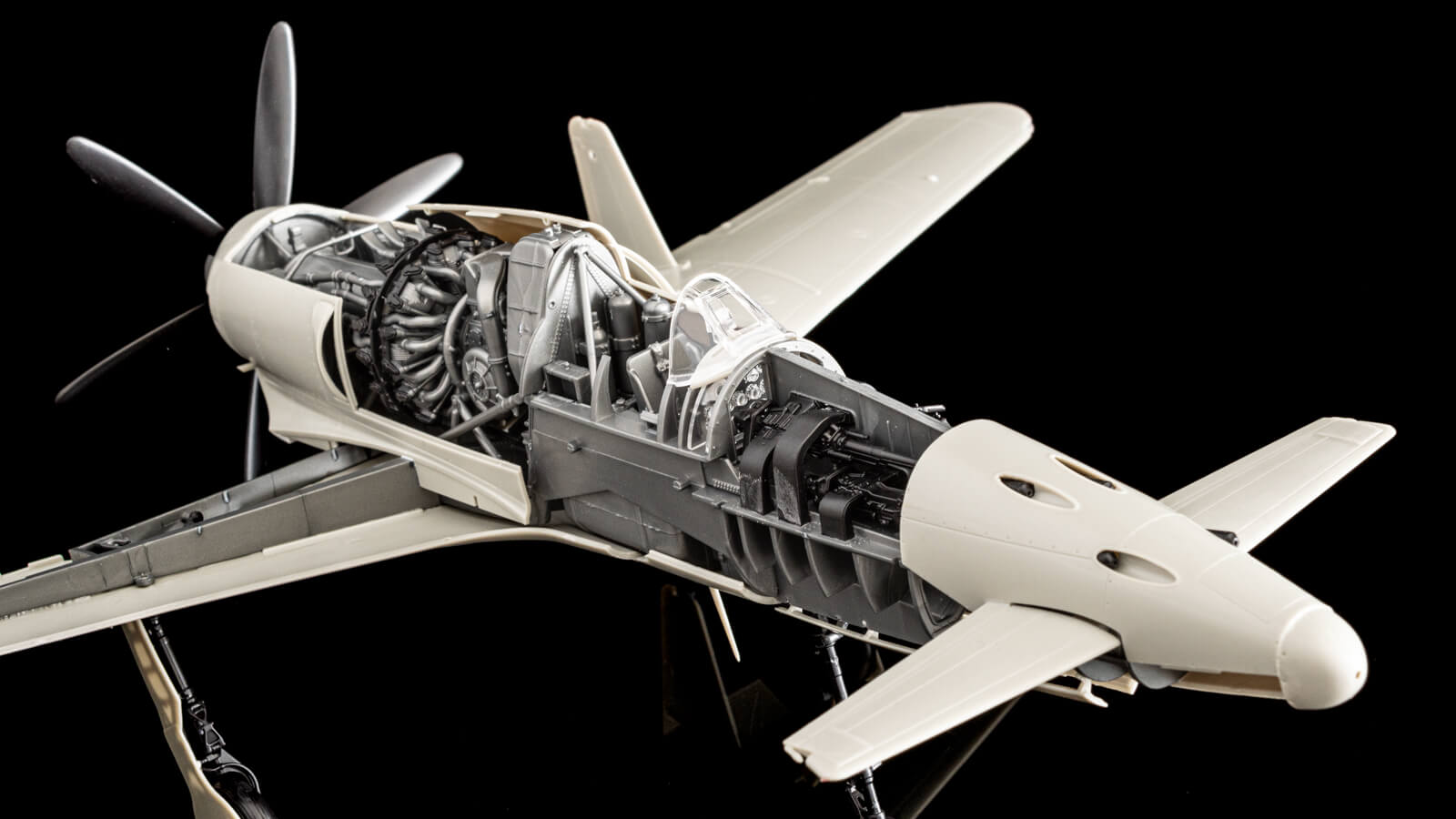 圧倒的解像度の中身で魅せるプラモデル／造形村のビッグスケールな震電