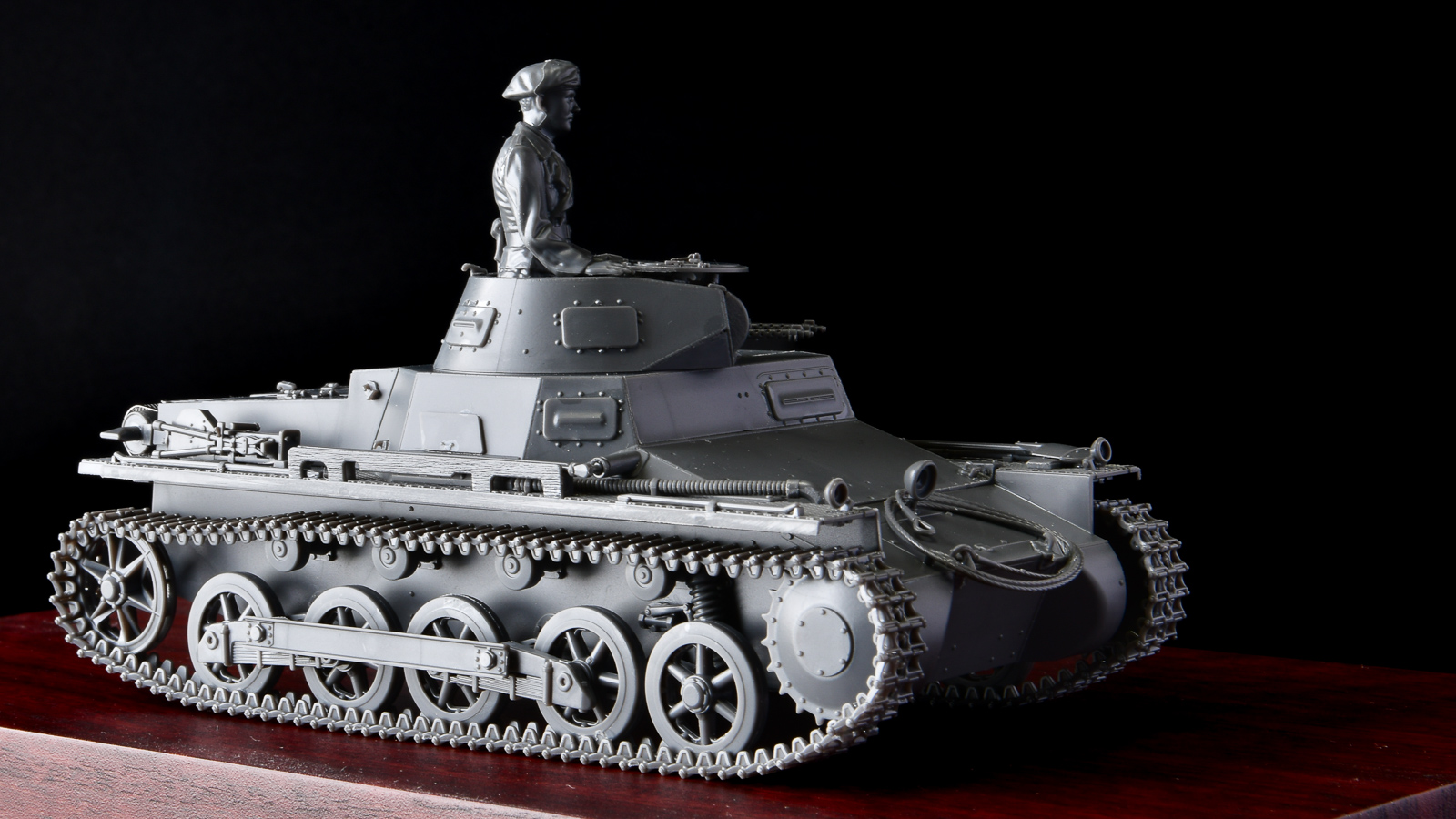 戦車模型の美しさは足元から！」抜群の組みやすさとクオリティを体感