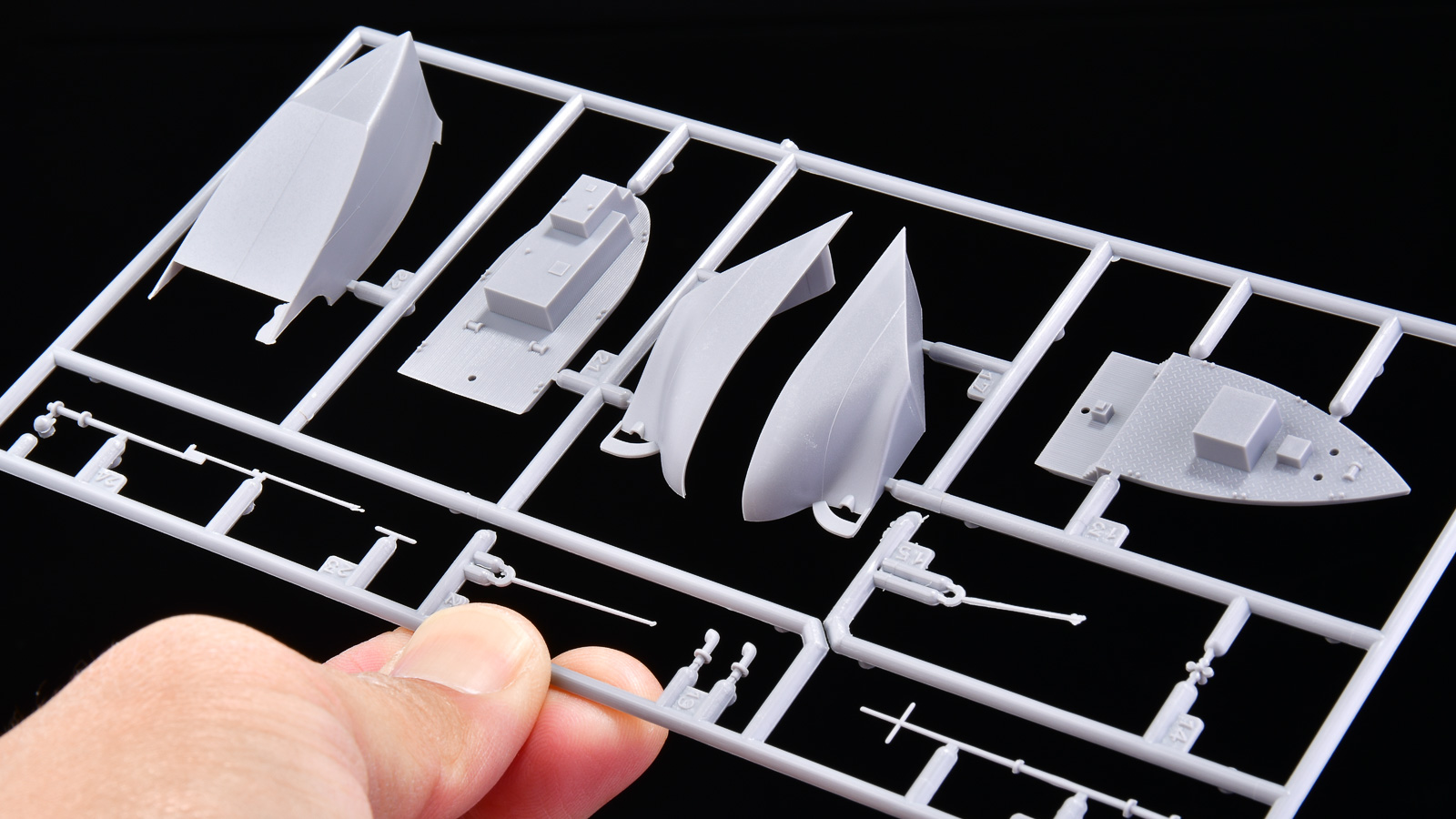 花金だ！仕事帰りに買うプラモ。潜水艦のプラモに突如現れる輸送船