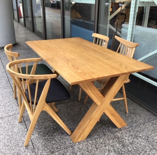 新入荷ダイニングチェアの御紹介 高級感漂う木製スピンドルバック