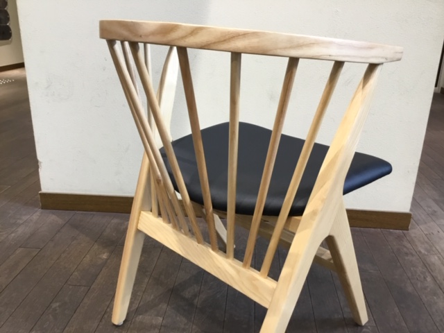 新入荷ダイニングチェアの御紹介 高級感漂う木製スピンドルバック