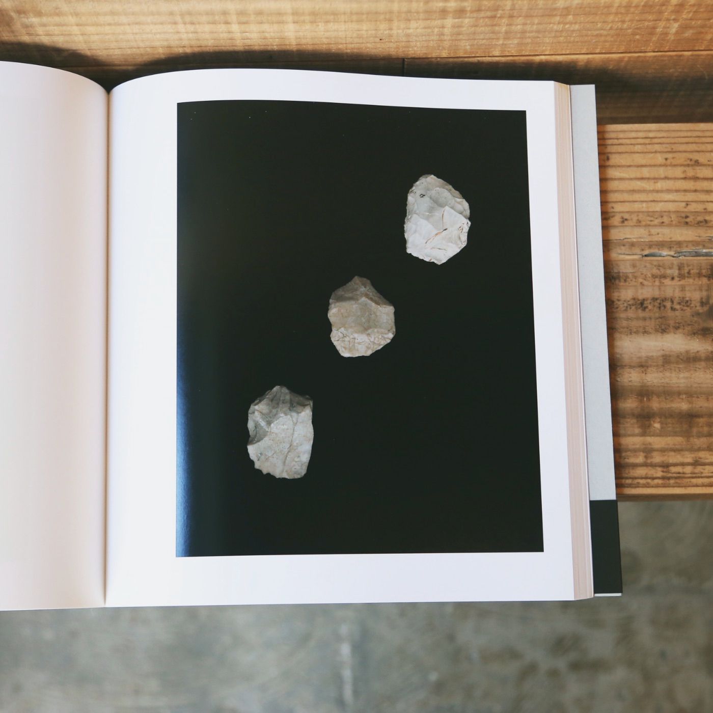 上田義彦が命を吹き込んだ、紀元前の石器たち | nostos books ノストス