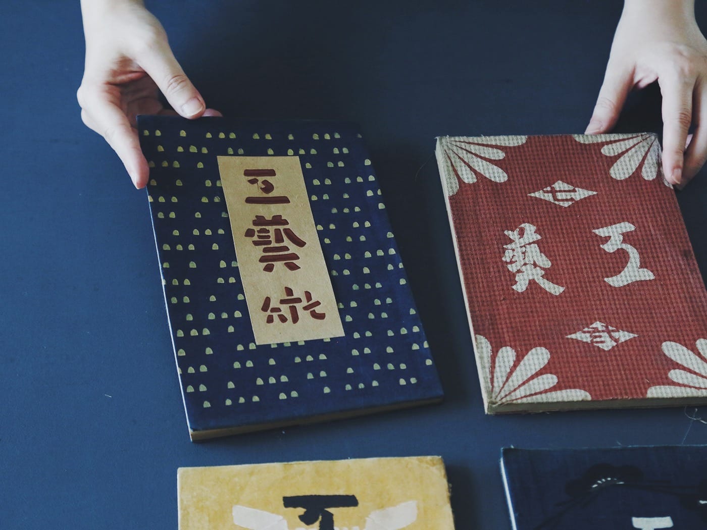 選書企画 第⼀回「芹沢銈介の装幀 本に宿る⼯藝的な造形美」を開催し