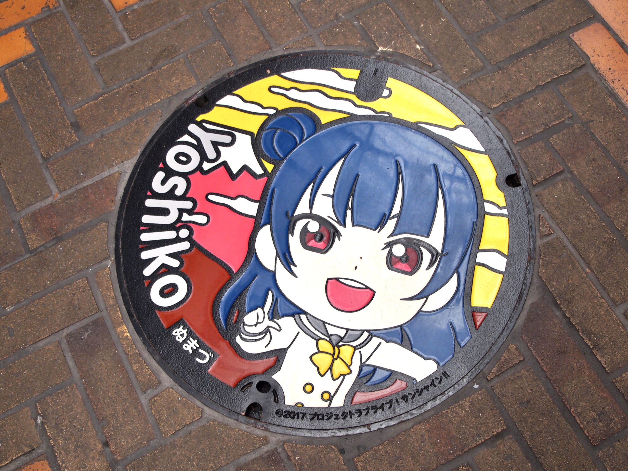 ラブライブ！】沼津仲見世商店街のAqoursマンホールが1年生に