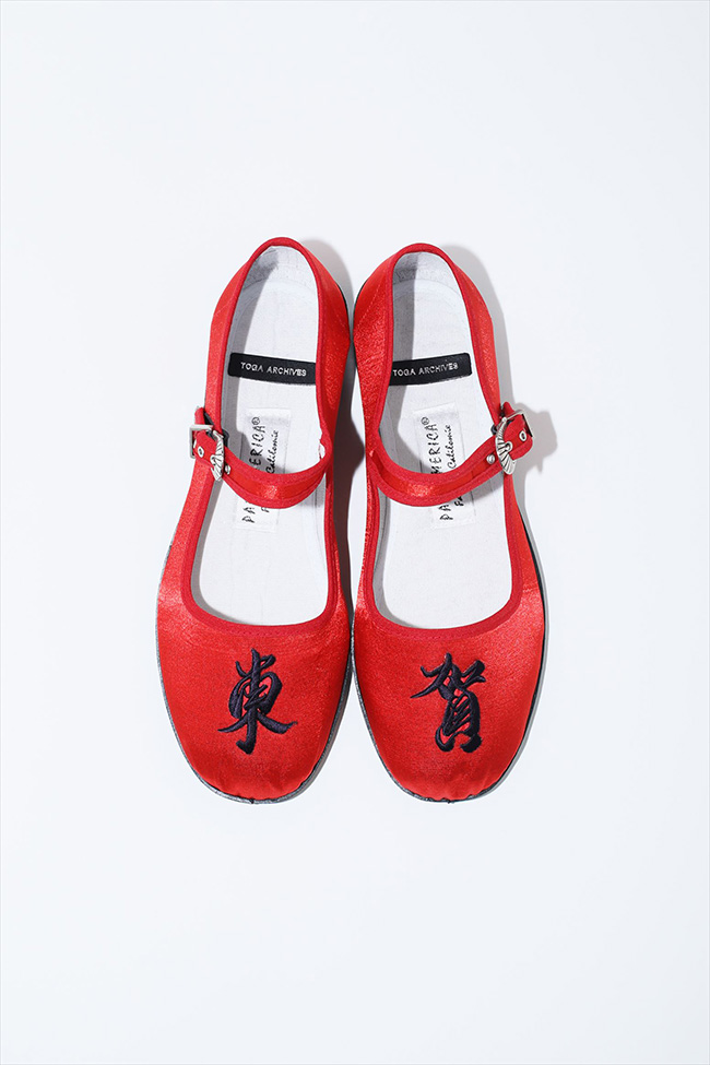 TOGA」が東賀に!?「PANDAMERICA」とのコラボカンフーシューズ | Numero