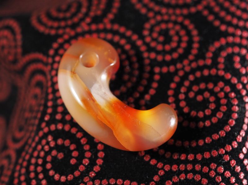 古墳時代・天然赤瑪瑙製勾玉（特大サイズ）