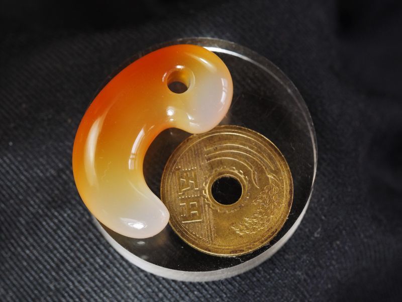 古墳時代風・天然赤瑪瑙製ペア勾玉（国産天然赤瑪瑙）