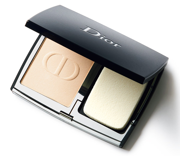 抜け感を叶える、“グローマット”なパウダーファンデーションの使い方