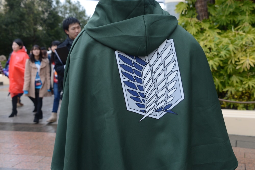 進撃の巨人・ザ・リアル」スタッフが着用していたマント。 [画像