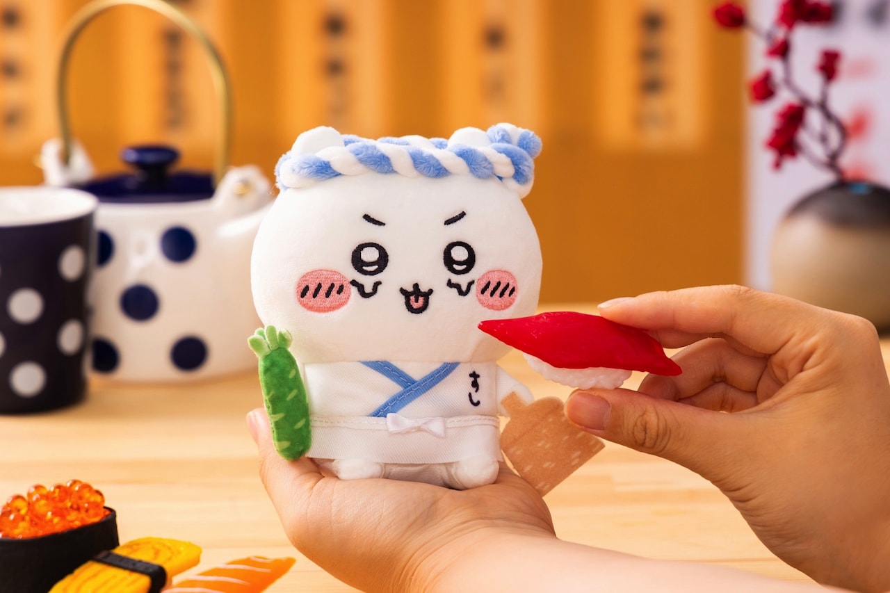 むちゃうま!!ちいかわ寿司」で販売されるお座りミニぬいぐるみ。 [画像