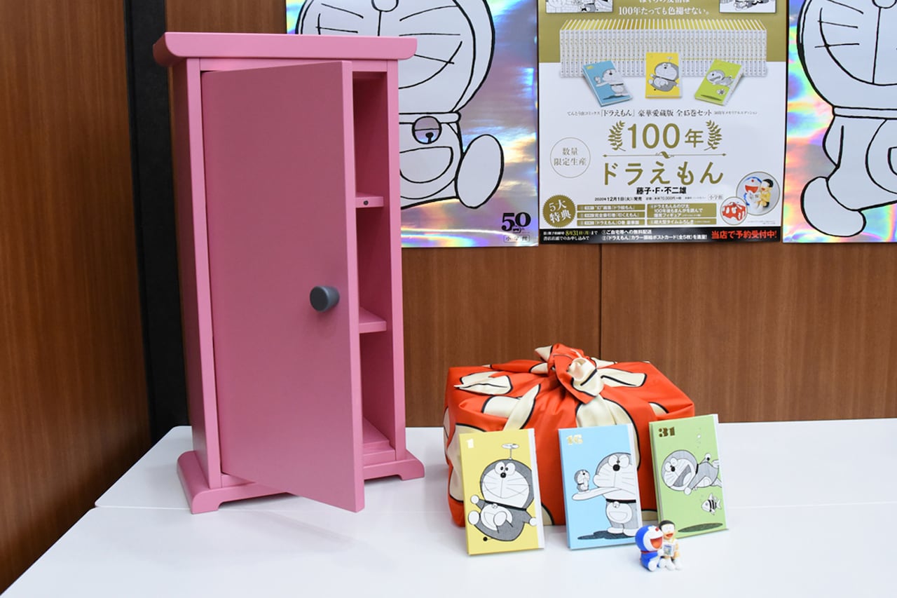 愛蔵版「100年ドラえもん」装幀のこだわり熱弁、どこでもドア型本棚も