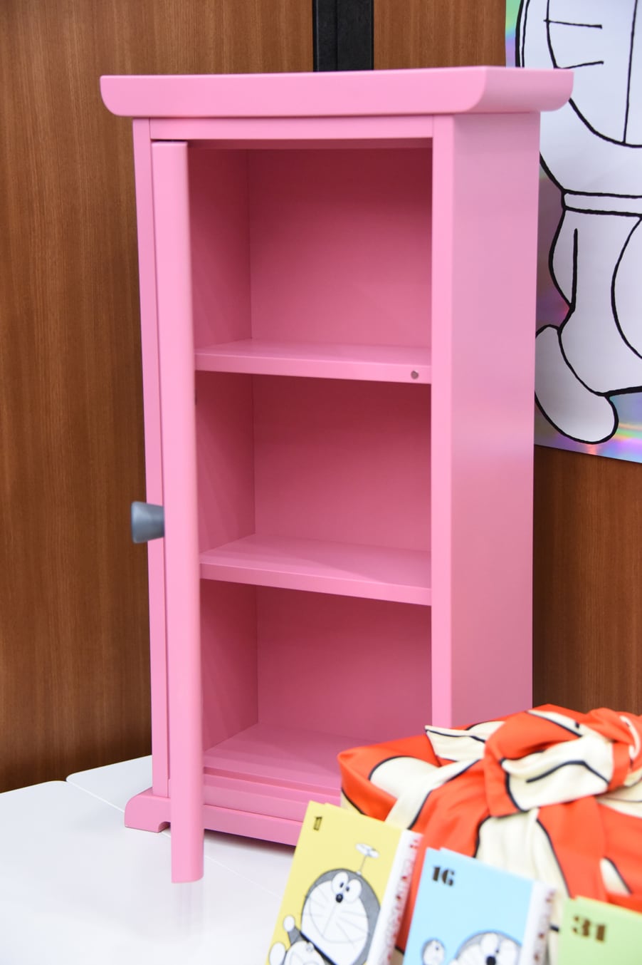 愛蔵版「100年ドラえもん」装幀のこだわり熱弁、どこでもドア型本棚も