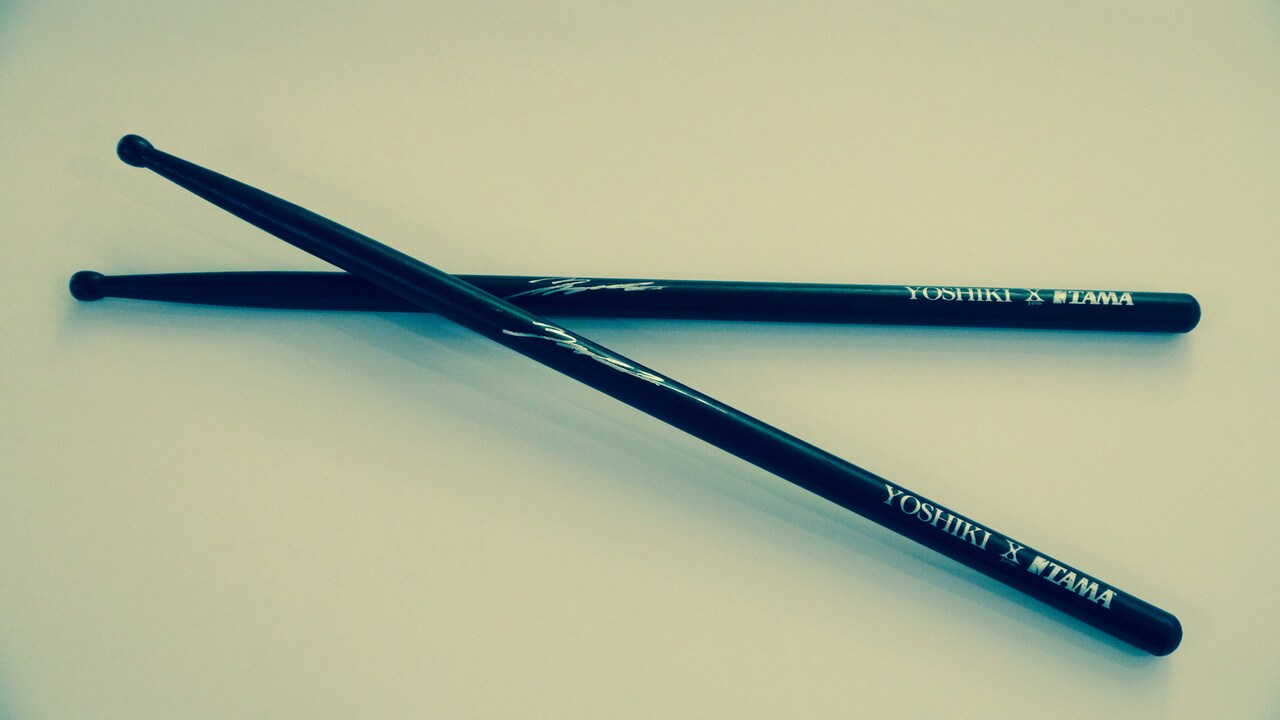 チャリティオークションに出品されるYOSHIKIのサイン入りドラム